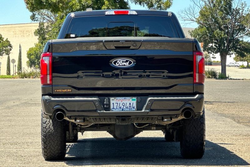 Ford F-150 Vehicle Full-screen Gallery Image 04