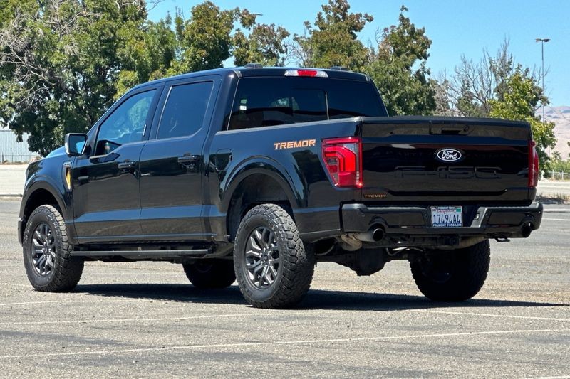 Ford F-150 Vehicle Full-screen Gallery Image 05