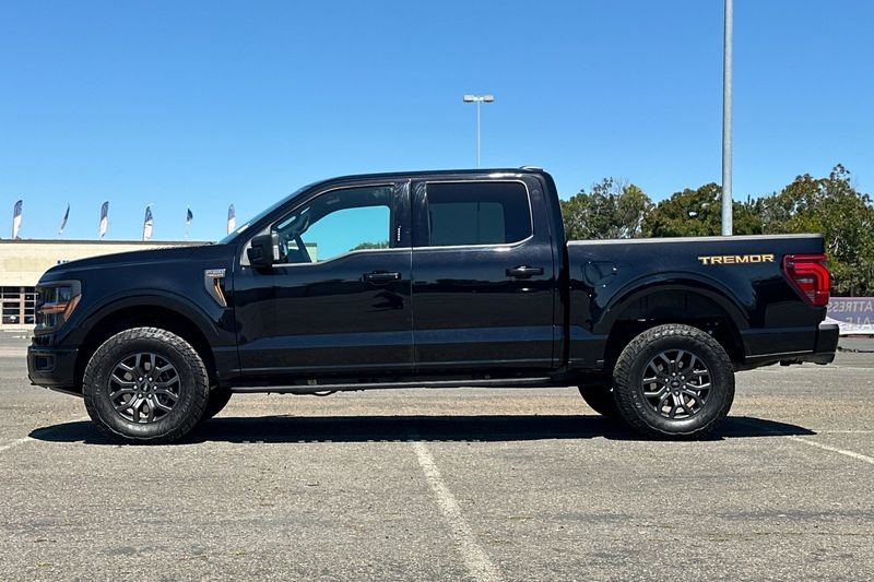 Ford F-150 Vehicle Full-screen Gallery Image 07