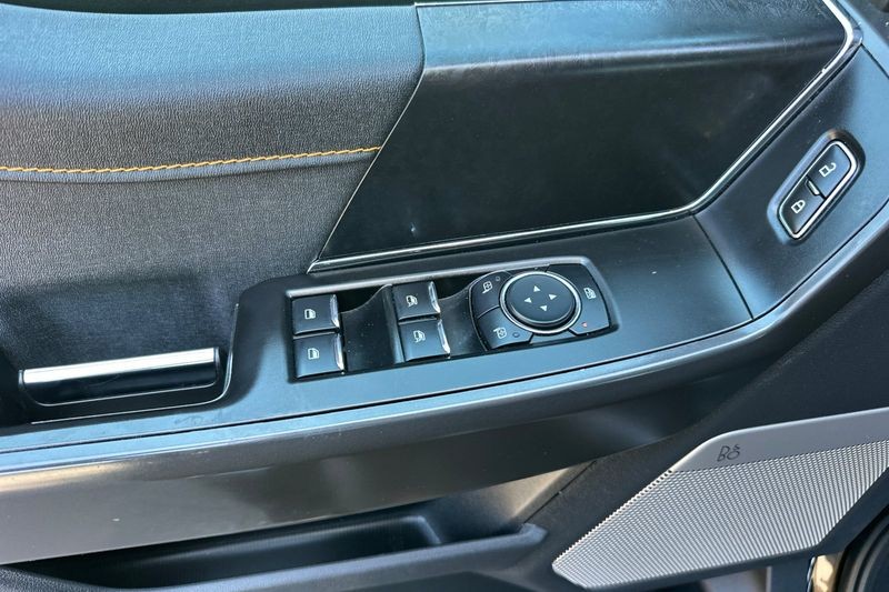 Ford F-150 Vehicle Full-screen Gallery Image 11