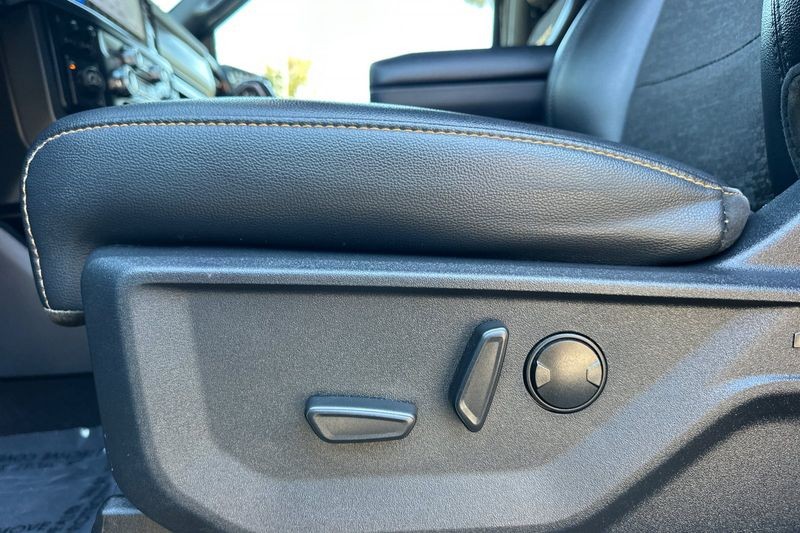 Ford F-150 Vehicle Full-screen Gallery Image 13