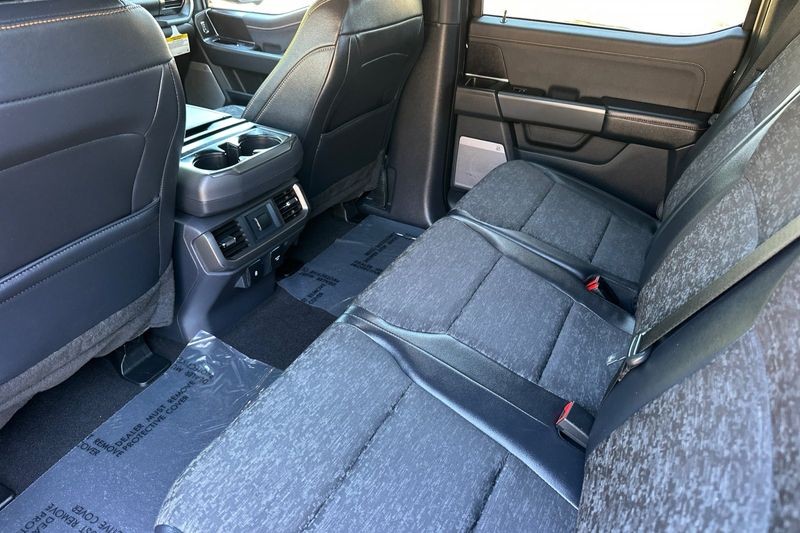 Ford F-150 Vehicle Full-screen Gallery Image 14