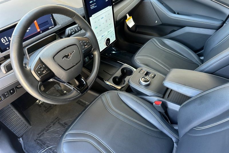 Ford Mustang Mach-E Vehicle Full-screen Gallery Image 10