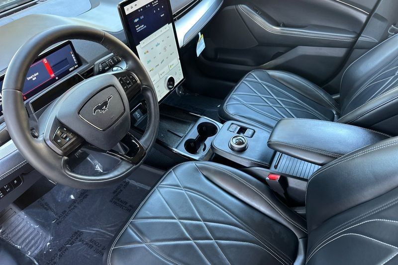 Ford Mustang Mach-E Vehicle Full-screen Gallery Image 10
