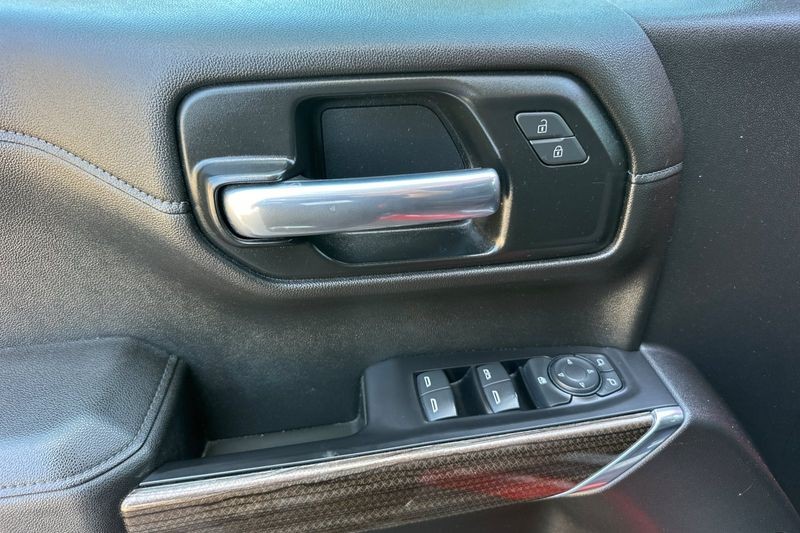 Chevrolet Silverado 1500 Vehicle Full-screen Gallery Image 11