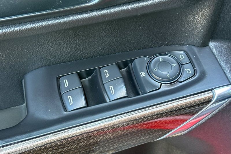 Chevrolet Silverado 1500 Vehicle Full-screen Gallery Image 12