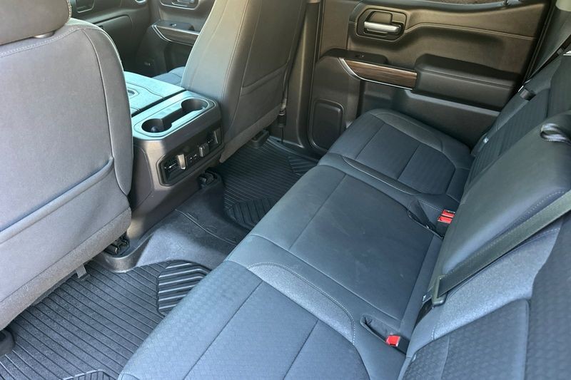 Chevrolet Silverado 1500 Vehicle Full-screen Gallery Image 14