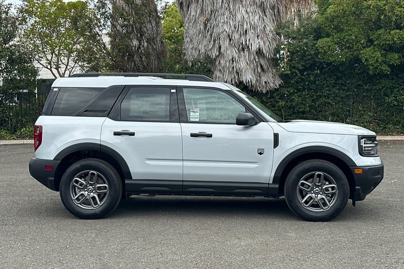 Ford Bronco Sport Vehicle Full-screen Gallery Image 02