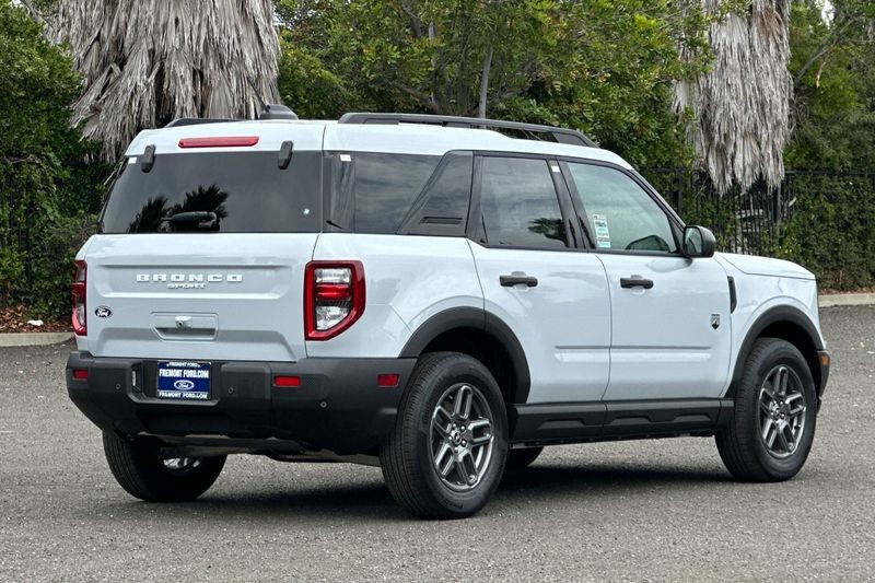 Ford Bronco Sport Vehicle Full-screen Gallery Image 03