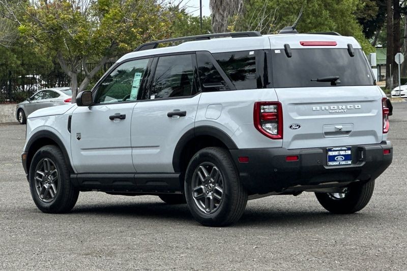 Ford Bronco Sport Vehicle Full-screen Gallery Image 05