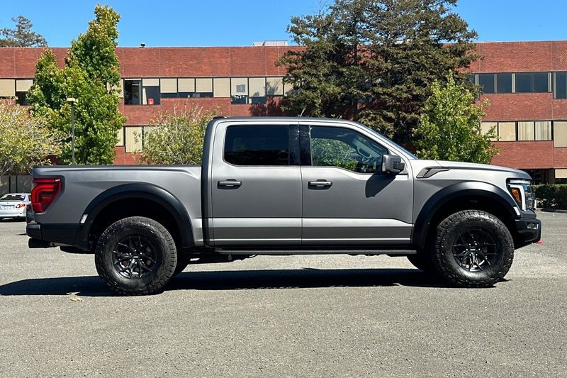 Ford F-150 Vehicle Full-screen Gallery Image 02