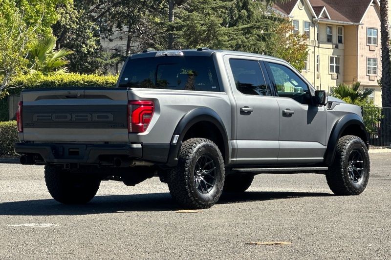Ford F-150 Vehicle Full-screen Gallery Image 03