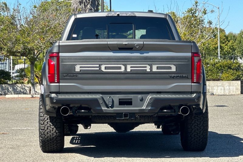 Ford F-150 Vehicle Full-screen Gallery Image 04