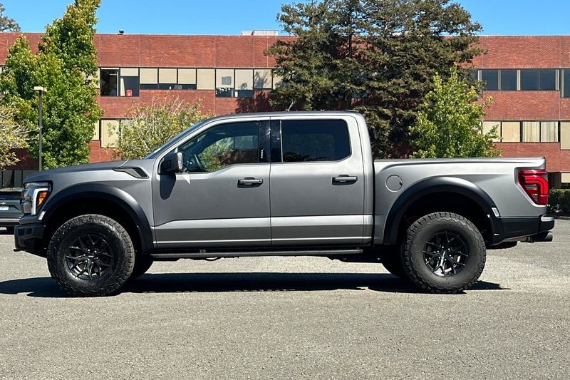 Ford F-150 Vehicle Full-screen Gallery Image 07