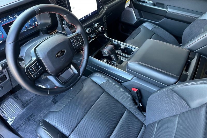 Ford F-150 Vehicle Full-screen Gallery Image 10