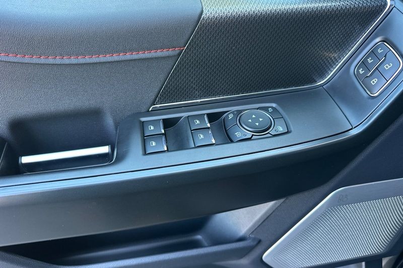 Ford F-150 Vehicle Full-screen Gallery Image 11
