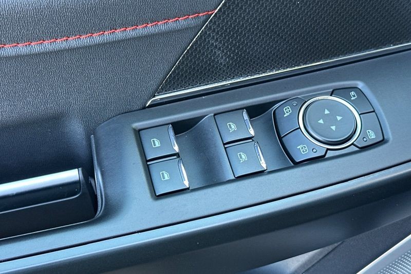 Ford F-150 Vehicle Full-screen Gallery Image 12