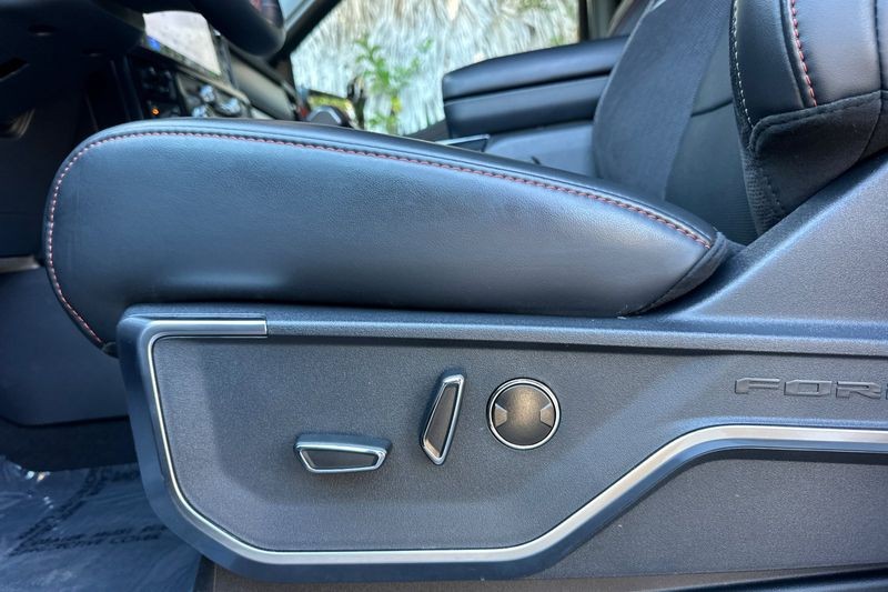 Ford F-150 Vehicle Full-screen Gallery Image 13