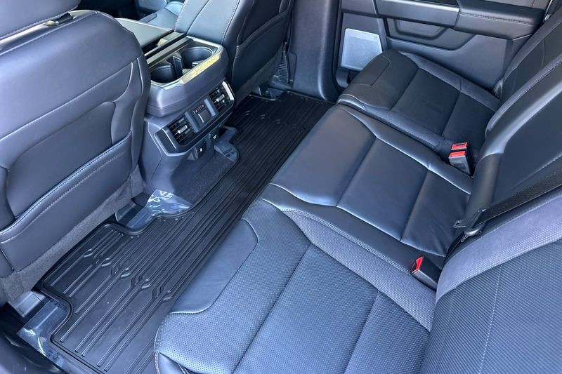 Ford F-150 Vehicle Full-screen Gallery Image 14