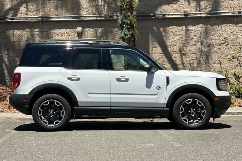 Ford Bronco Sport Vehicle Full-screen Gallery Image 02