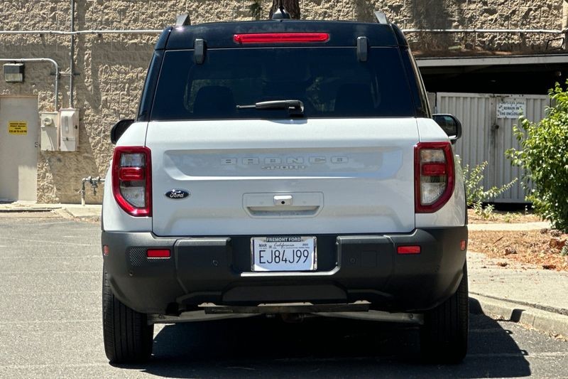 Ford Bronco Sport Vehicle Full-screen Gallery Image 04