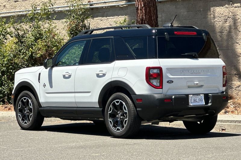 Ford Bronco Sport Vehicle Full-screen Gallery Image 05