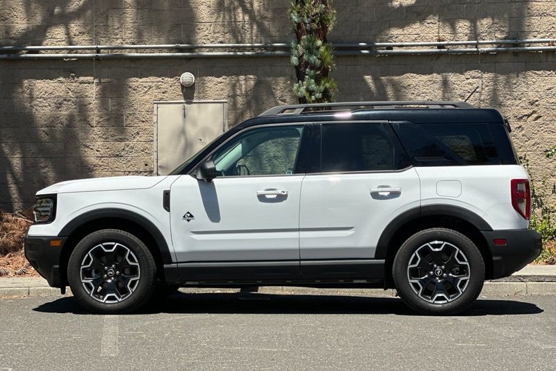 Ford Bronco Sport Vehicle Full-screen Gallery Image 06