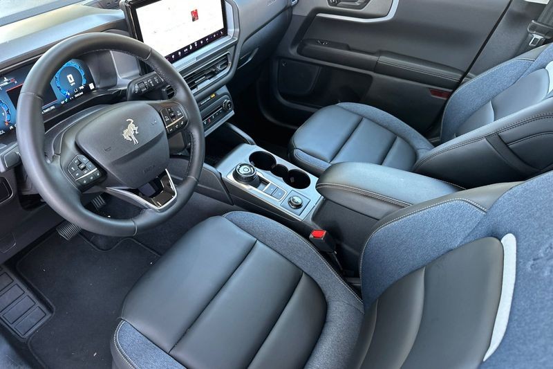 Ford Bronco Sport Vehicle Full-screen Gallery Image 09