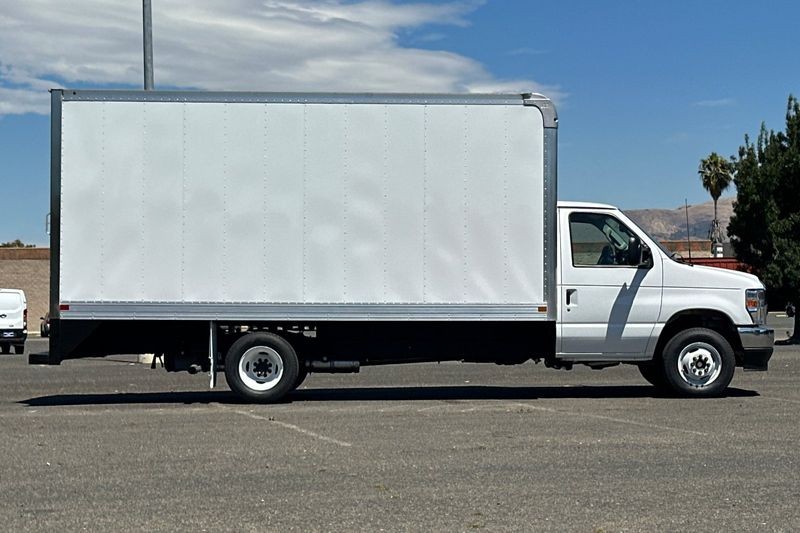 Ford E-450SD Vehicle Full-screen Gallery Image 02