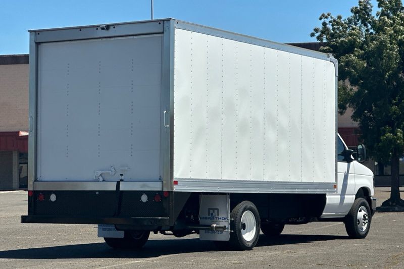 Ford E-450SD Vehicle Full-screen Gallery Image 03