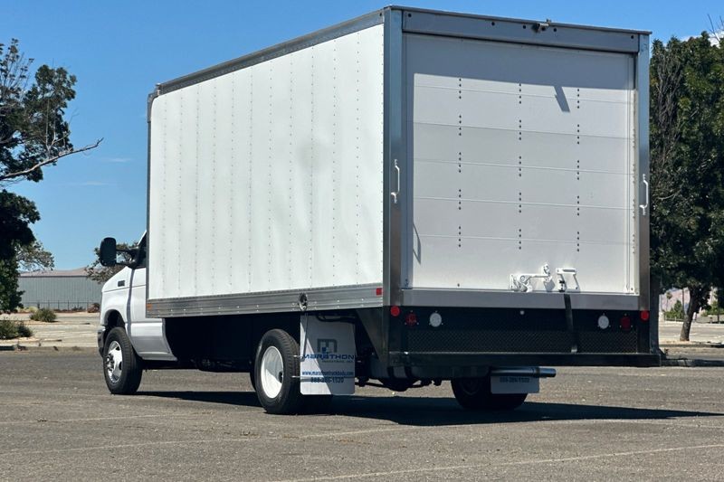Ford E-450SD Vehicle Full-screen Gallery Image 05