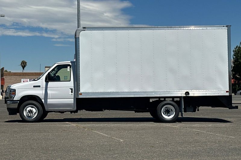 Ford E-450SD Vehicle Full-screen Gallery Image 06