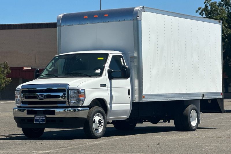 Ford E-450SD Vehicle Full-screen Gallery Image 07