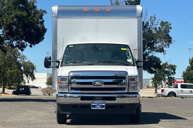 Ford E-450SD Vehicle Full-screen Gallery Image 08