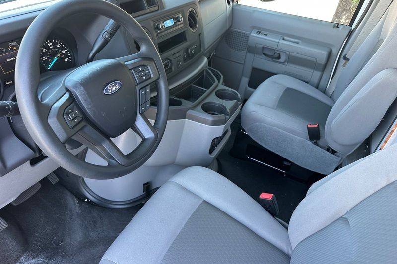 Ford E-450SD Vehicle Full-screen Gallery Image 09