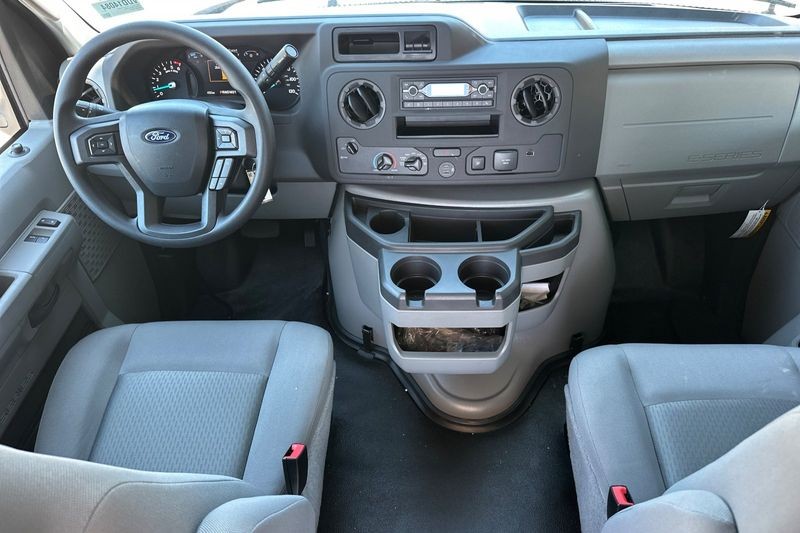 Ford E-450SD Vehicle Full-screen Gallery Image 12