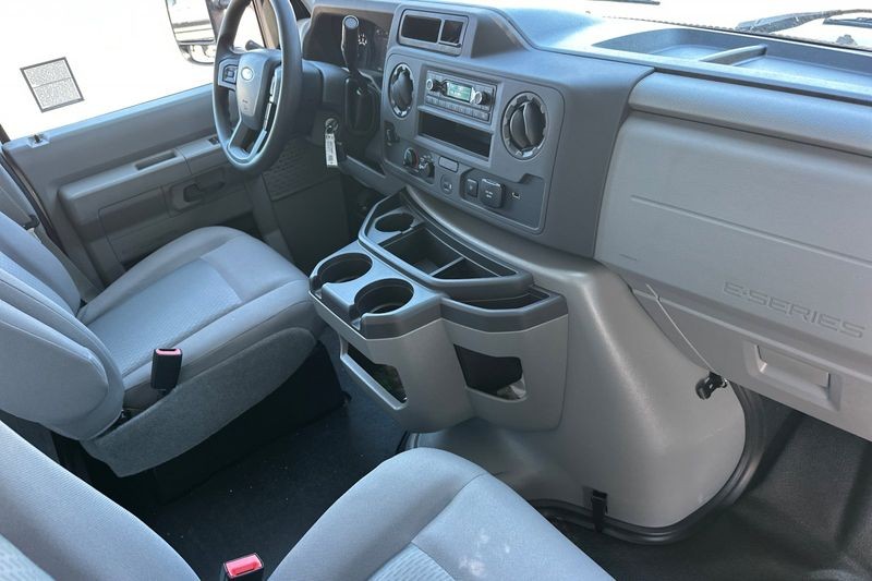 Ford E-450SD Vehicle Full-screen Gallery Image 15