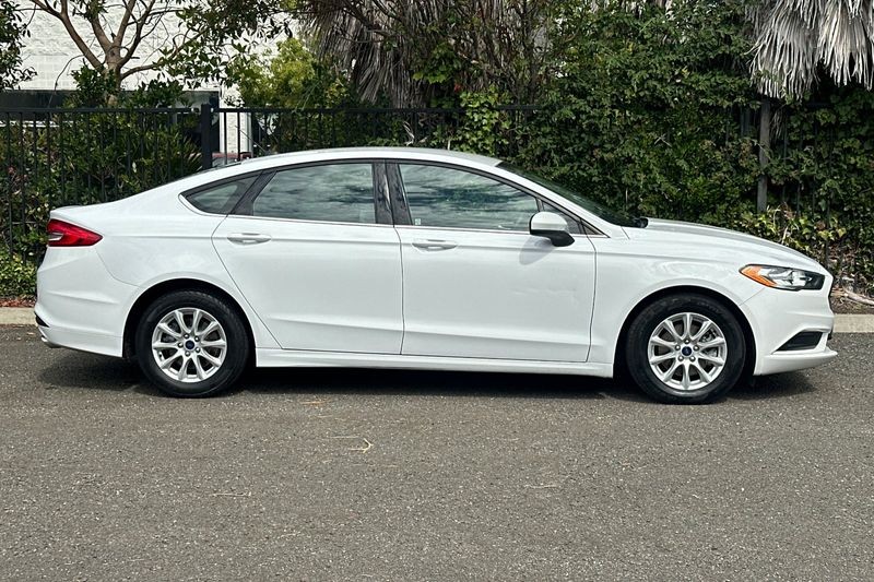 Ford Fusion Vehicle Full-screen Gallery Image 02