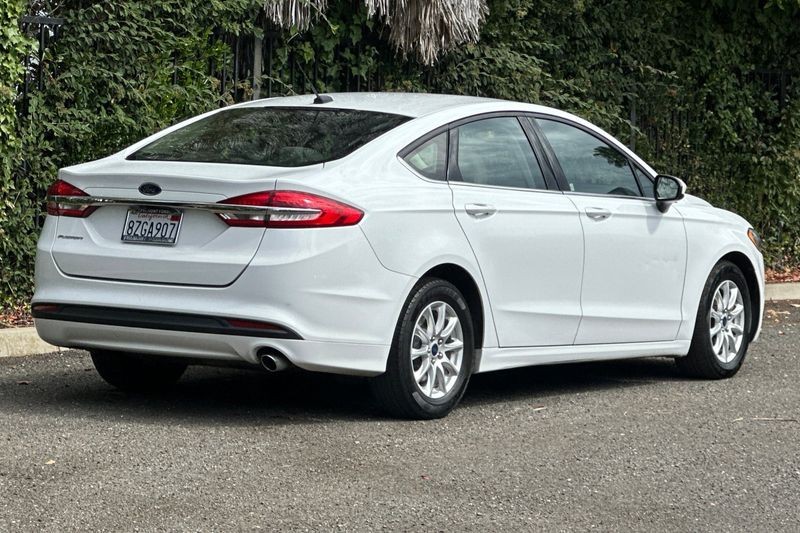Ford Fusion Vehicle Full-screen Gallery Image 03