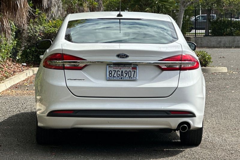 Ford Fusion Vehicle Full-screen Gallery Image 04