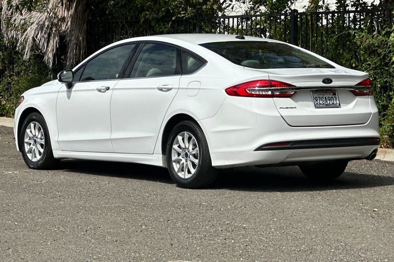 Ford Fusion Vehicle Full-screen Gallery Image 05