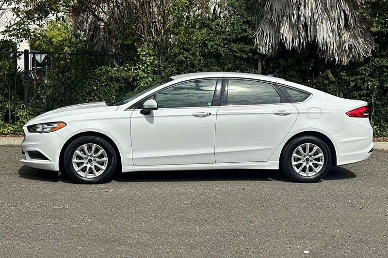 Ford Fusion Vehicle Full-screen Gallery Image 07