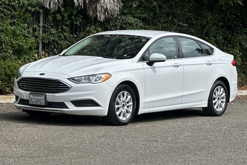 Ford Fusion Vehicle Full-screen Gallery Image 08
