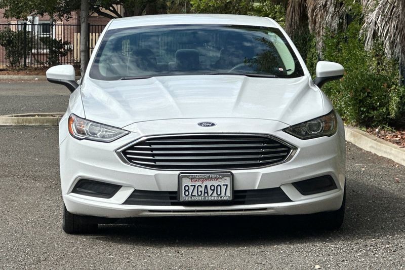Ford Fusion Vehicle Full-screen Gallery Image 09