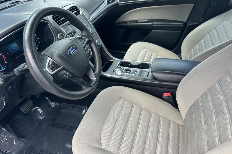 Ford Fusion Vehicle Full-screen Gallery Image 10
