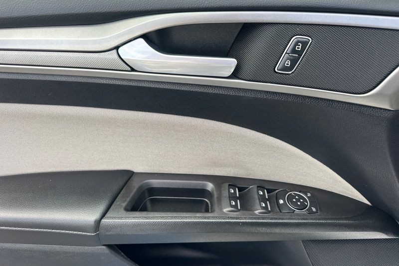 Ford Fusion Vehicle Full-screen Gallery Image 11