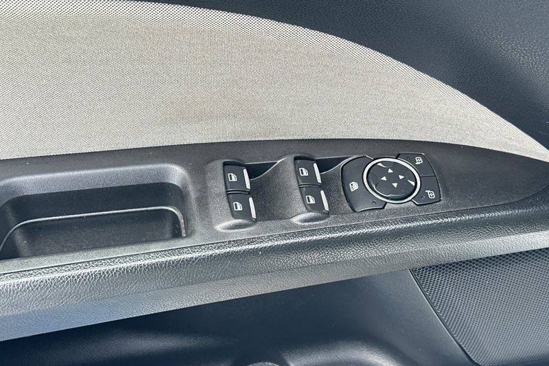 Ford Fusion Vehicle Full-screen Gallery Image 12