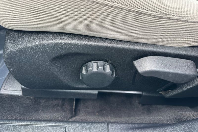 Ford Fusion Vehicle Full-screen Gallery Image 13