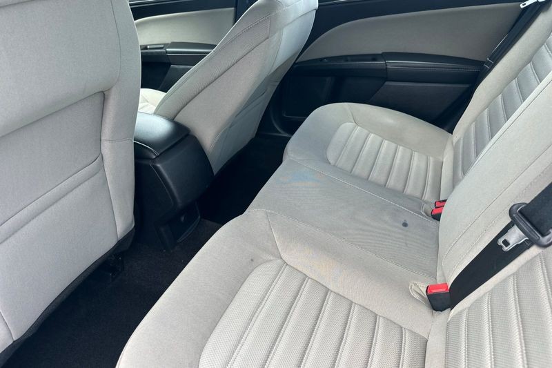 Ford Fusion Vehicle Full-screen Gallery Image 14