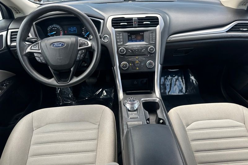 Ford Fusion Vehicle Full-screen Gallery Image 15
